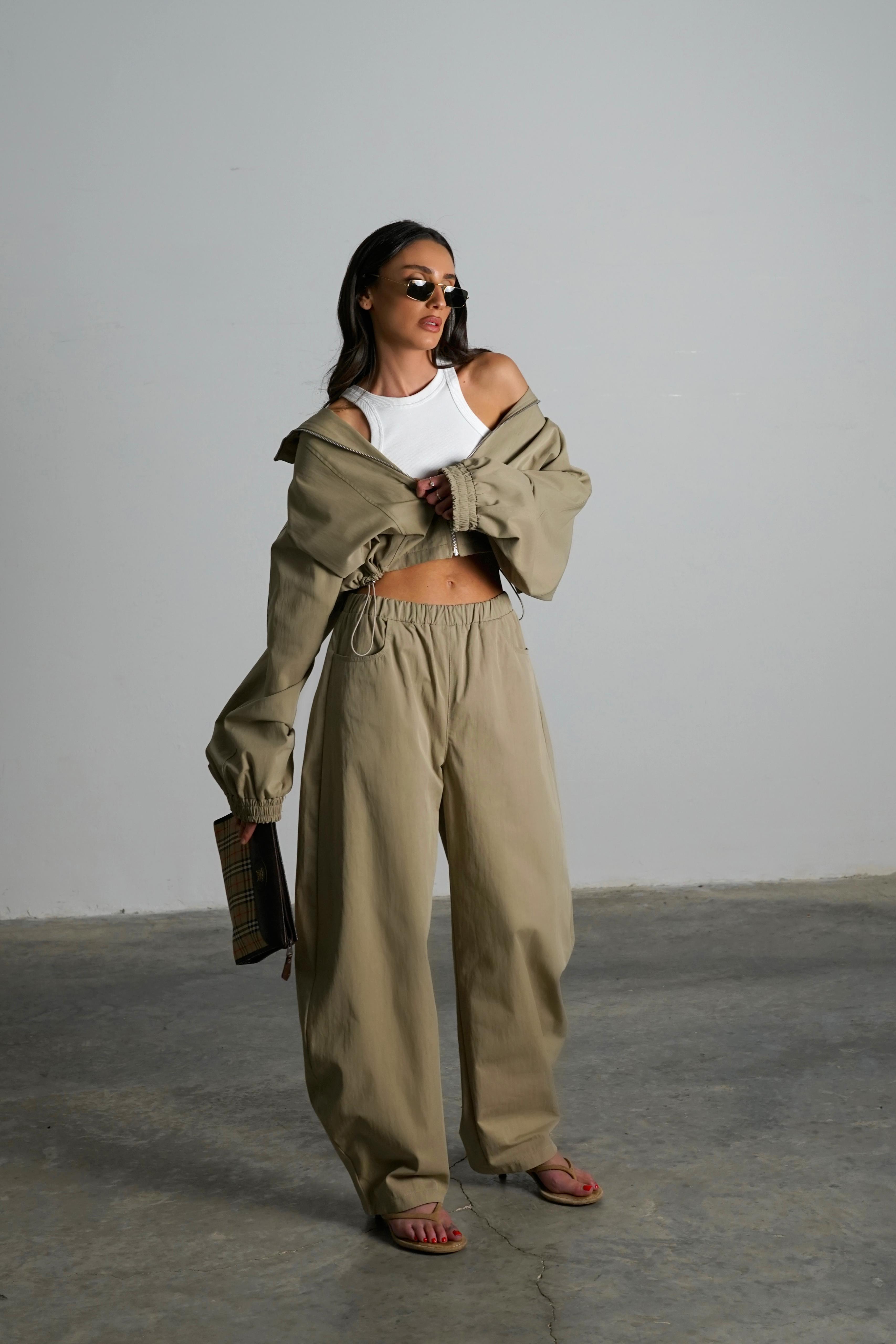 חליפת אסטל-חאקי