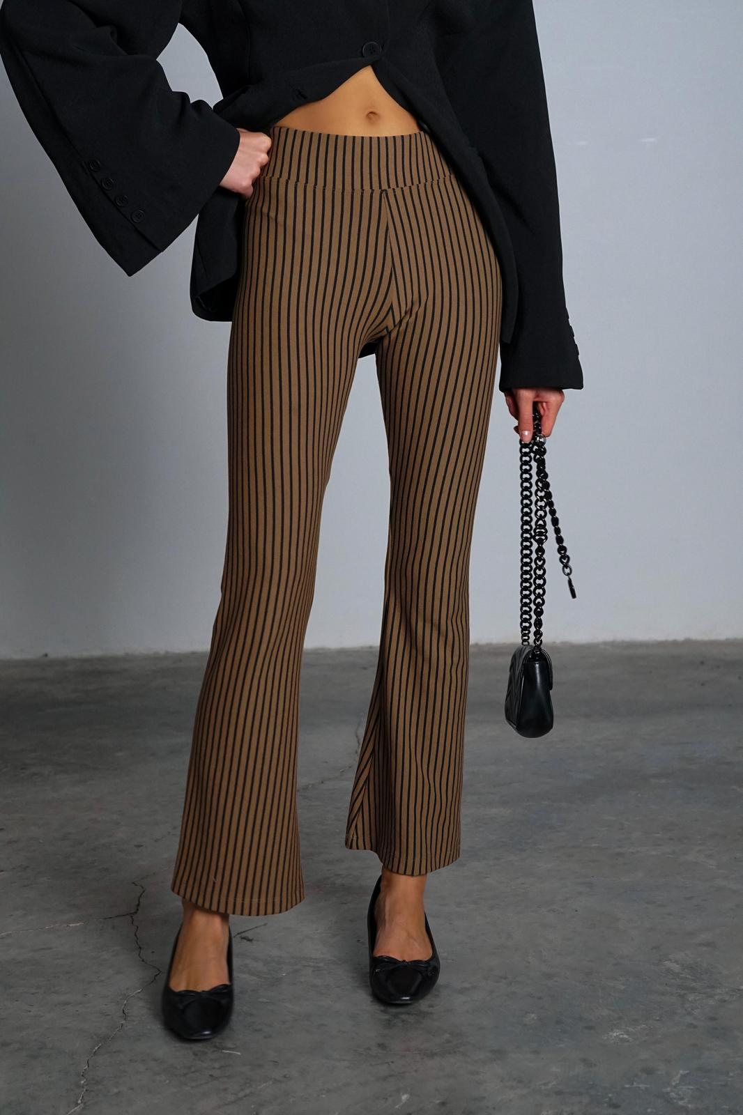 טייץ אדמס-חום