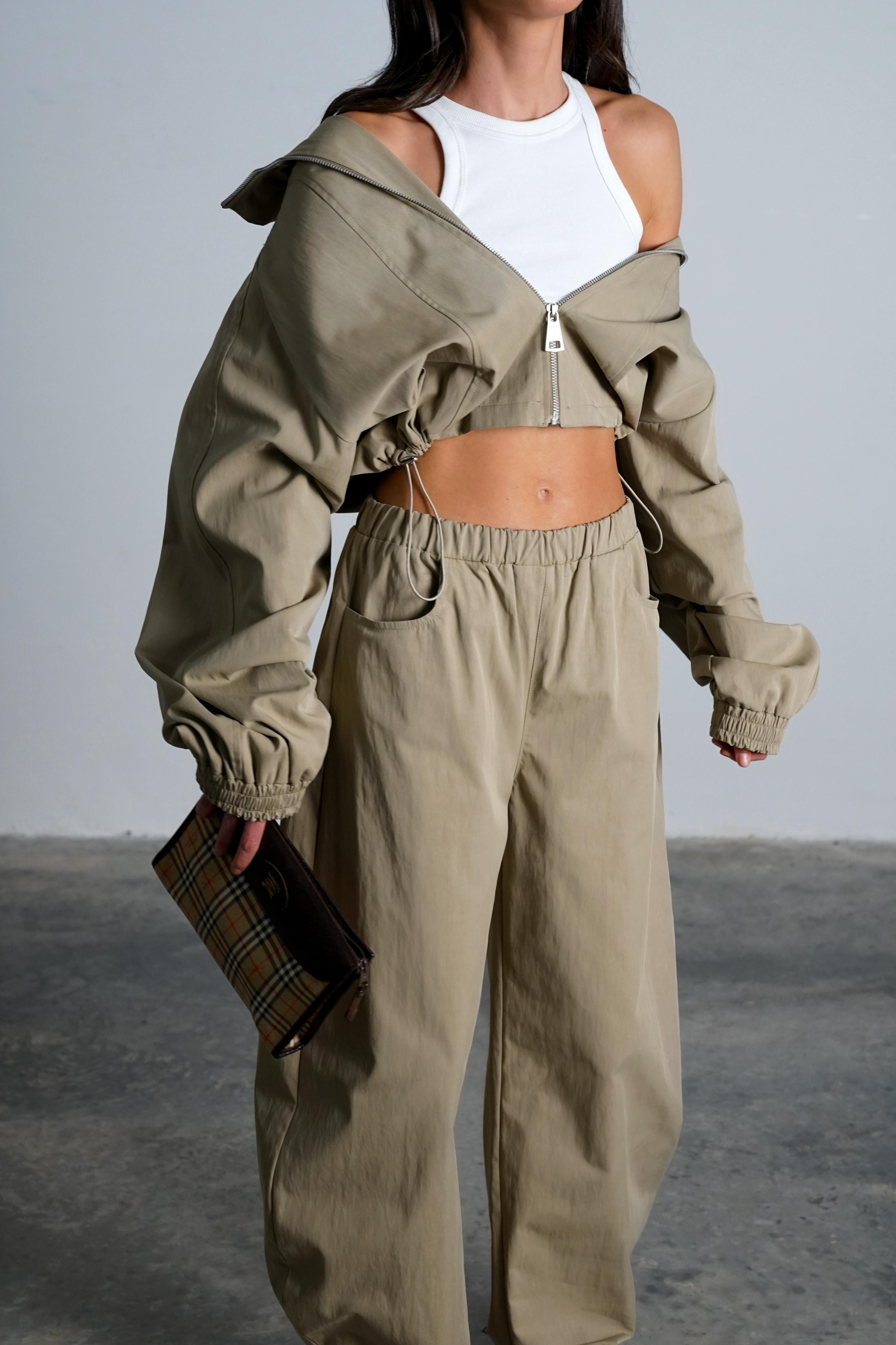 חליפת אסטל-חאקי